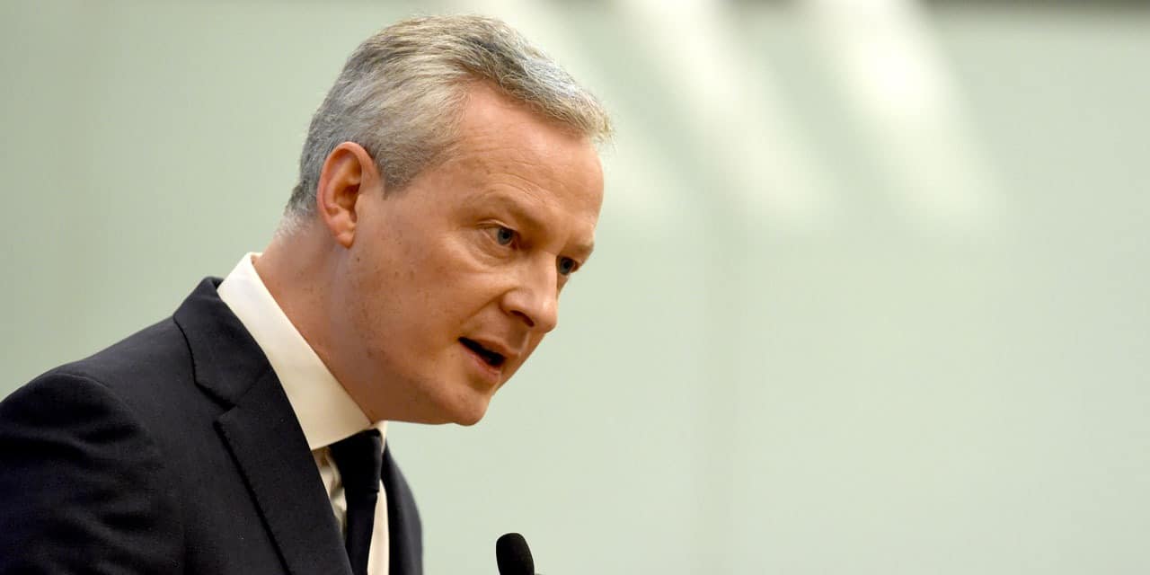 Bruno Le Maire Femme signant électroniquement un contrat sur smartphone avec Docage Signature