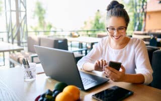 Femme signant électroniquement un contrat sur smartphone avec Docage Signature