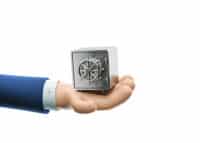 Main avec coffre-fort Hand holding a safe